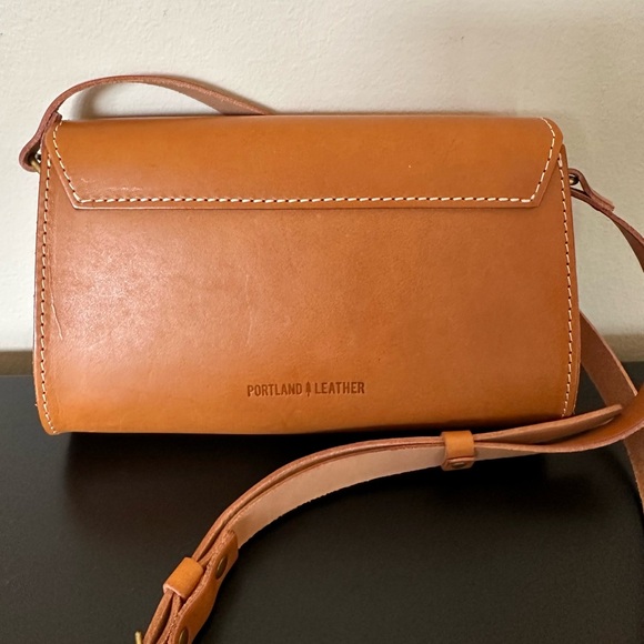 Portland Leather Goods Astoria Leather Crossbody Retro Collection, Honey - Picture 2 of 7